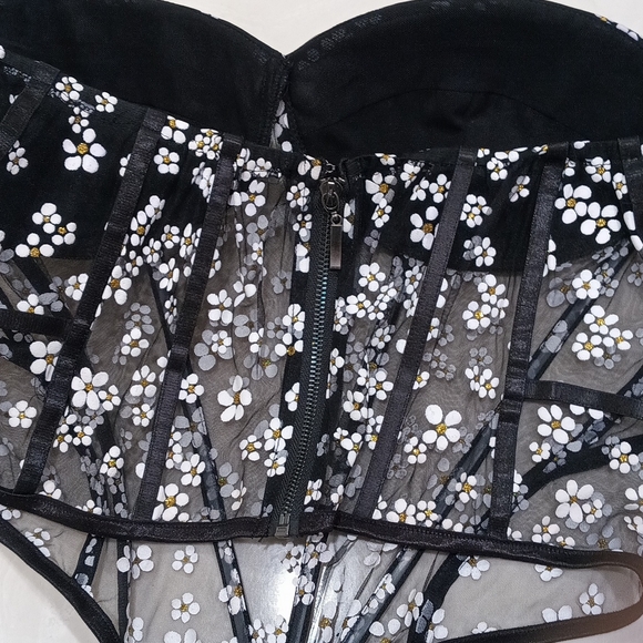 Corset - Picture 3 of 8